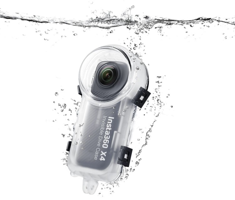 Obudowa-wodoszczelna-INSTA360-do-Insta360-X4-skos-pod-woda.jpg